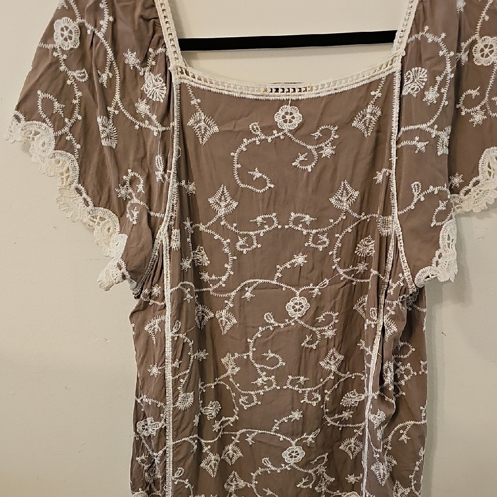 Democracy Elegant Lace Trimmed Brown Top - Picture 5 of 6